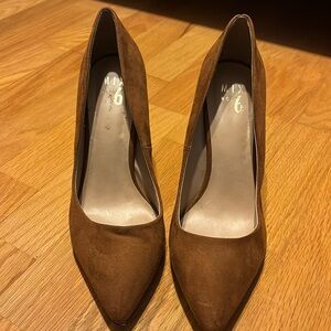 Tobacco-brown suede heels